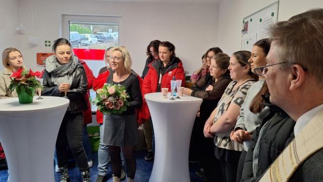 Teamleiterin Beate Kracht (Mitte) dankt den Mitarbeitenden mit Worten und ... Teamleiterin Beate Kracht (Mitte) dankt den Mitarbeitenden mit Worten und ...