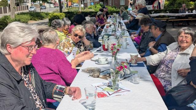 Mehr als 20 Meter lang war die Kaffeetafel, die kürzlich am Duderstädter Schützenring vor dem Jufi aufgebaut wurde. | Foto: Caritas Mehr als 20 Meter lang war die Kaffeetafel, die kürzlich am Duderstädter Schützenring vor dem Jufi aufgebaut wurde. | Foto: Caritas