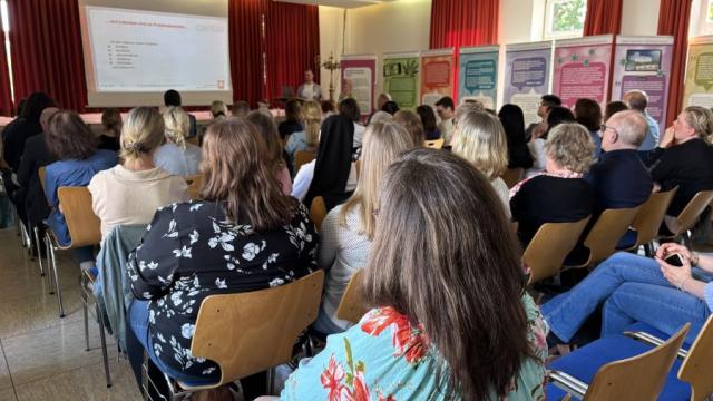 Rund 70 Fachkräfte und Gäste kamen zur Fachtagung in den Pfarrsaal St. Cyriakus. | Foto: Isabel Lubojanski / Caritas Rund 70 Fachkräfte und Gäste kamen zur Fachtagung in den Pfarrsaal St. Cyriakus. | Foto: Isabel Lubojanski / Caritas