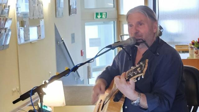 Ronald Gäßlein aus Nordhausen sorgte für gute Stimmung beim Seniorentreff. | Foto: Christiane Koch Ronald Gäßlein aus Nordhausen sorgte für gute Stimmung beim Seniorentreff. | Foto: Christiane Koch