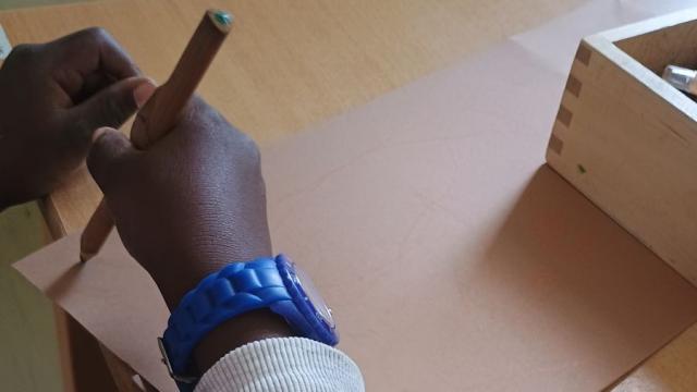 Kinder, Jugendliche und pädagogische Mitarbeitende bastelten eine Tür aus Pappe, in die das Foto des Eingangsbereichs geklebt wurde. | Foto: Caritas Kinder, Jugendliche und pädagogische Mitarbeitende bastelten eine Tür aus Pappe, in die das Foto des Eingangsbereichs geklebt wurde. | Foto: Caritas