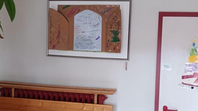 Kinder, Jugendliche und pädagogische Mitarbeitende bastelten eine Tür aus Pappe, in die das Foto des Eingangsbereichs geklebt wurde. | Foto: Caritas Kinder, Jugendliche und pädagogische Mitarbeitende bastelten eine Tür aus Pappe, in die das Foto des Eingangsbereichs geklebt wurde. | Foto: Caritas