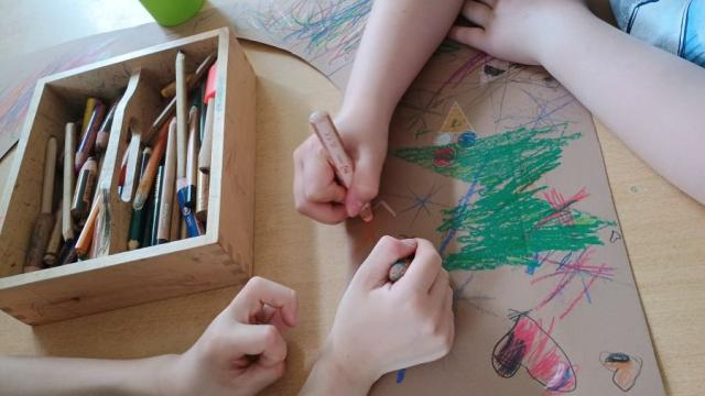 Kinder, Jugendliche und pädagogische Mitarbeitende bastelten eine Tür aus Pappe, in die das Foto des Eingangsbereichs geklebt wurde. | Foto: Caritas Kinder, Jugendliche und pädagogische Mitarbeitende bastelten eine Tür aus Pappe, in die das Foto des Eingangsbereichs geklebt wurde. | Foto: Caritas