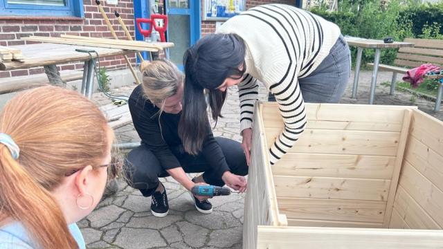 Beim Corporate Volunteering wurden mehrere Hochbeete gebaut. | Foto: Arineo Beim Corporate Volunteering wurden mehrere Hochbeete gebaut. | Foto: Arineo