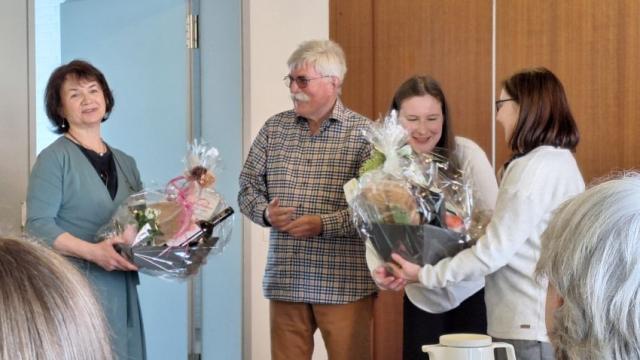 Hans-Peter Traupe und Lisa Severitt überreichen Präsentkörbe an Mathilde Henke (l.) und Birgit Müller (r.). | Foto: Johannes Broermann Hans-Peter Traupe und Lisa Severitt überreichen Präsentkörbe an Mathilde Henke (l.) und Birgit Müller (r.). | Foto: Johannes Broermann