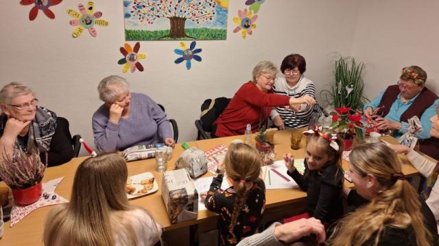 Viel Spaß hatten die Besucherinnen bei einer Runde „Schrottwichteln“. | Foto: Caritas Viel Spaß hatten die Besucherinnen bei einer Runde „Schrottwichteln“. | Foto: Caritas