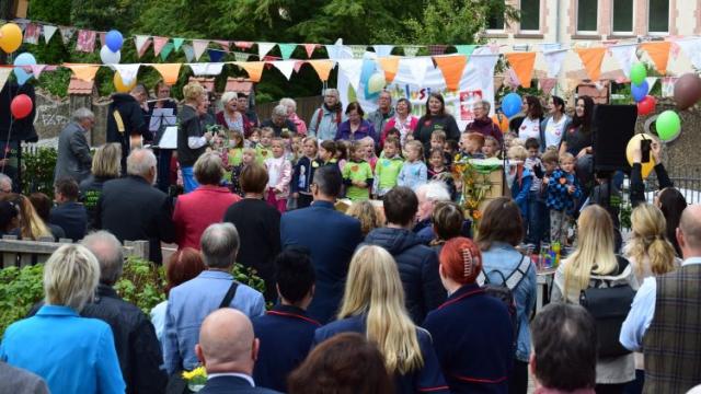Kita-Kinder und MitMachChor begrüßten die Gäste musikalisch. | Foto: Broermann Kita-Kinder und MitMachChor begrüßten die Gäste musikalisch. | Foto: Broermann