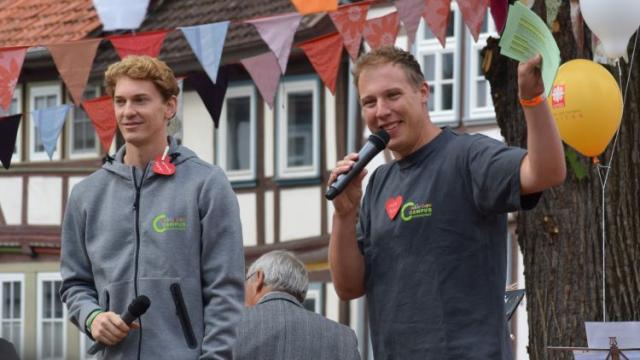 Das Bühnenprogramm moderierten Konstantin Krolop (l.) und Moritz Heller. | Foto: Broermann Das Bühnenprogramm moderierten Konstantin Krolop (l.) und Moritz Heller. | Foto: Broermann