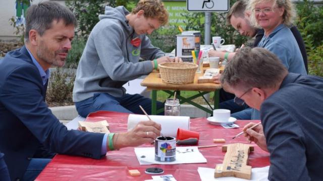 Kreishandwerksmeister und Landtagsmitglied Christian Frölich (l.) und Domkapitular Propst Thomas Berkefeld (r.) fertigten Hinweisschilder für den Campus an. | Foto: Broermann Kreishandwerksmeister und Landtagsmitglied Christian Frölich (l.) und Domkapitular Propst Thomas Berkefeld (r.) fertigten Hinweisschilder für den Campus an. | Foto: Broermann