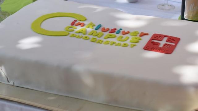 Zum Abschluss gab es die eigens von Sabine van der Grinten angefertigte Campus-Torte. | Foto: Broermann Zum Abschluss gab es die eigens von Sabine van der Grinten angefertigte Campus-Torte. | Foto: Broermann