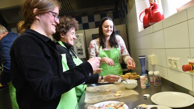 Landtagsabgeordnete Pippa Schneider (l.) half beim Plätzchenbacken. | Foto: Blank Landtagsabgeordnete Pippa Schneider (l.) half beim Plätzchenbacken. | Foto: Blank