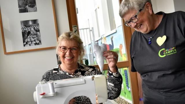 Annelore von Hof von der Stadt Duderstadt zeigte ihr Können an der Nähmaschine und wurde dabei begleitet von Nähcafé-Leiterin Bärbel Schneegans. | Foto: Blank Annelore von Hof von der Stadt Duderstadt zeigte ihr Können an der Nähmaschine und wurde dabei begleitet von Nähcafé-Leiterin Bärbel Schneegans. | Foto: Blank