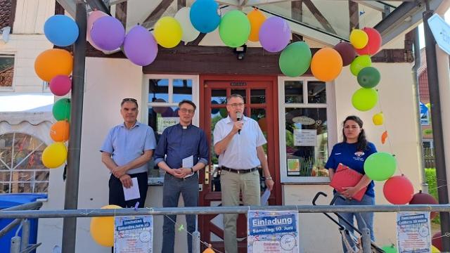 Eröffnung des Festes (v.l.): Holger Gatzenmeyer (Caritas-Vorstand), Propst Thomas Berkefeld, Ralf Regenhardt (Caritas-Vorstandssprecher), Corinna Jacobi (FAIRKAUF-Leitung) | Foto: Hartnack/Caritas Eröffnung des Festes (v.l.): Holger Gatzenmeyer (Caritas-Vorstand), Propst Thomas Berkefeld, Ralf Regenhardt (Caritas-Vorstandssprecher), Corinna Jacobi (FAIRKAUF-Leitung) | Foto: Hartnack/Caritas