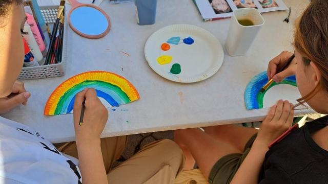 Neben Verkaufsständen gab es auch Kinderschminken und eine Bastel- und Malecke. Für das leibliche Wohl wurde außerdem gesorgt. | Foto: Hartnack/Caritas Neben Verkaufsständen gab es auch Kinderschminken und eine Bastel- und Malecke. Für das leibliche Wohl wurde außerdem gesorgt. | Foto: Hartnack/Caritas