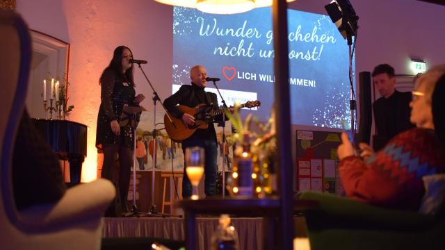 Rund um die Bühne verbreitet sich „gemütliche Wohnzimmeratmosphäre“. Rund um die Bühne verbreitet sich „gemütliche Wohnzimmeratmosphäre“.