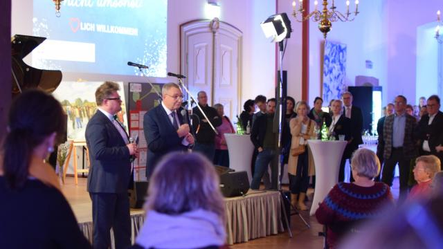 Bürgermeister Thorsten Feike (l.) und Caritas-Vorstandssprecher Ralf Regenhardt begrüßen die Gäste. Bürgermeister Thorsten Feike (l.) und Caritas-Vorstandssprecher Ralf Regenhardt begrüßen die Gäste.