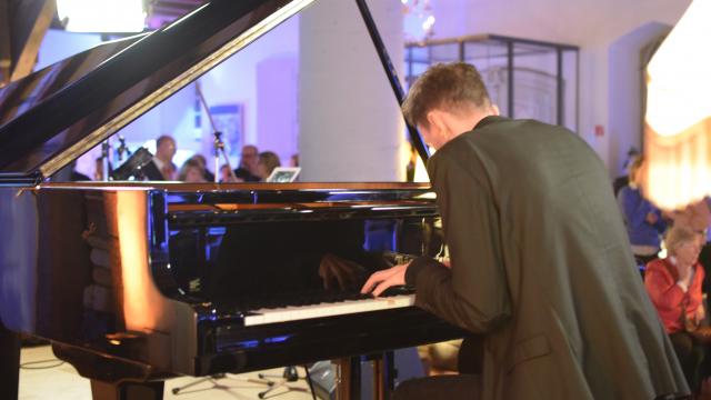 Am Flügel spielt Sven Tasch. Am Flügel spielt Sven Tasch.