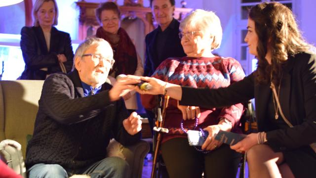 Isabel Lubojanski interviewt Ulrich und Maria Hollmann. Isabel Lubojanski interviewt Ulrich und Maria Hollmann.