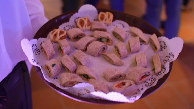 Zum Essen werden Häppchen gereicht. Zum Essen werden Häppchen gereicht.