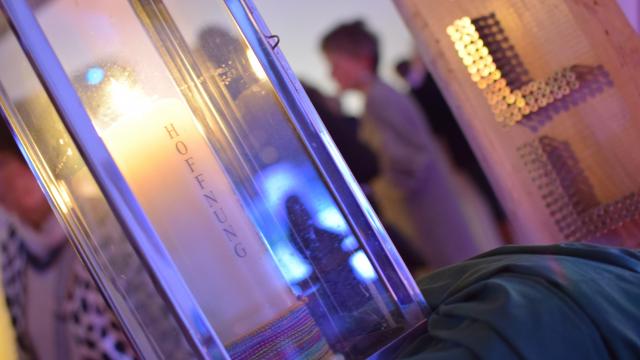 Am Saaleingang verbreitet eine Hoffnungskerze wohliges Licht. Am Saaleingang verbreitet eine Hoffnungskerze wohliges Licht.