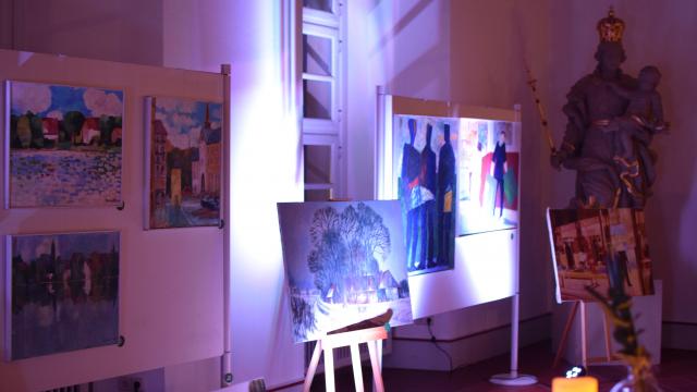 Zahlreiche Kunstwerke des Künstlers Ulrich Hollmann schmücken den Saal. Zahlreiche Kunstwerke des Künstlers Ulrich Hollmann schmücken den Saal.