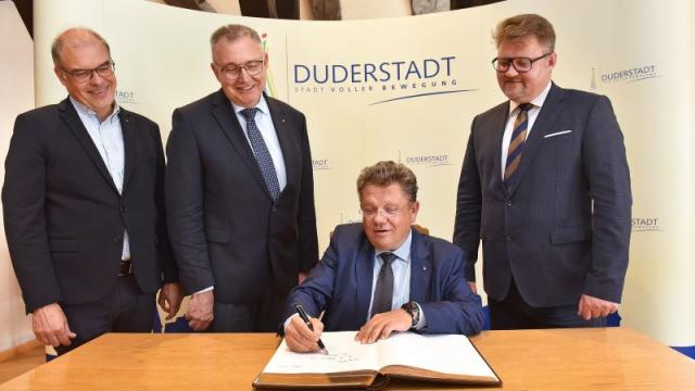 Minister Dr. Philippi trägt sich in das Goldene Buch der Stadt Duderstadt ein im Beisein der Caritas-Vorstände Holger Gatzenmeyer (l.) und Ralf Regenhardt sowie Bürgermeister Thorsten Feike (r.). | Foto: Iris Blank / kpvd Minister Dr. Philippi trägt sich in das Goldene Buch der Stadt Duderstadt ein im Beisein der Caritas-Vorstände Holger Gatzenmeyer (l.) und Ralf Regenhardt sowie Bürgermeister Thorsten Feike (r.). | Foto: Iris Blank / kpvd