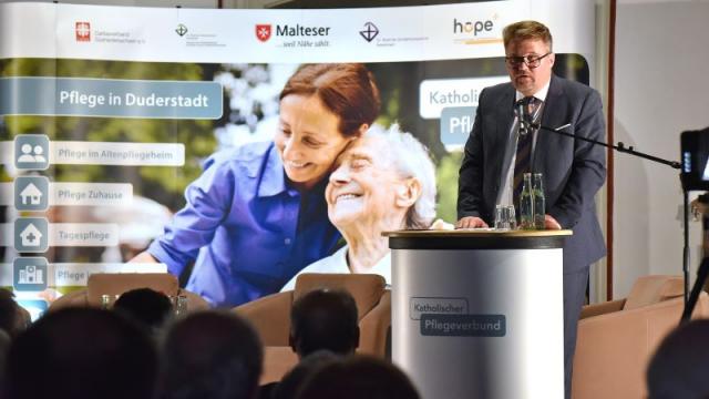 Bürgermeister Thorsten Feike eröffnet den Infoabend. | Foto: Iris Blank / kpvd Bürgermeister Thorsten Feike eröffnet den Infoabend. | Foto: Iris Blank / kpvd