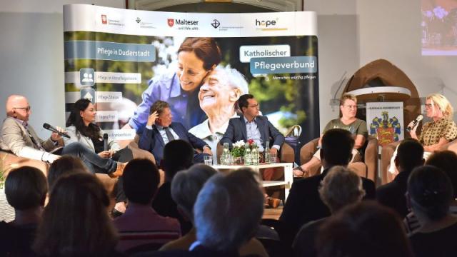 In der Talkrunde mit Moderator Jan Fragel (l.) berichtet Julia Hagemann (r.) aus dem Alltag als pflegende Angehörige. | Foto: Iris Blank / kpvd In der Talkrunde mit Moderator Jan Fragel (l.) berichtet Julia Hagemann (r.) aus dem Alltag als pflegende Angehörige. | Foto: Iris Blank / kpvd