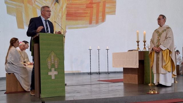 Ralf Regenhardt überbringt im Namen der Caritas Glück- und Segenswünsche. | Foto: Johannes Broermann Ralf Regenhardt überbringt im Namen der Caritas Glück- und Segenswünsche. | Foto: Johannes Broermann