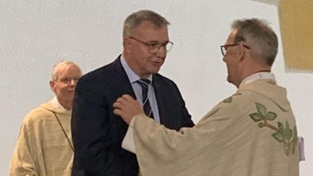 Dechant Wigbert Schwarze bedankt sich bei Ralf Regenhardt. | Foto: Holger Gatzenmeyer Dechant Wigbert Schwarze bedankt sich bei Ralf Regenhardt. | Foto: Holger Gatzenmeyer