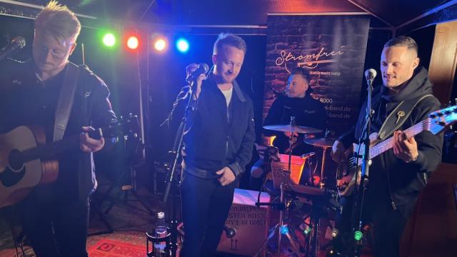 Die Band „Stromfrei“ spielte bis tief in die Nacht. | Foto: Isabel Lubojanski Die Band „Stromfrei“ spielte bis tief in die Nacht. | Foto: Isabel Lubojanski