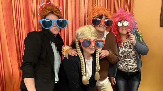 Und das Haar sitzt: Verkleidung für's Fotobox-Foto beim Caritas-Sommerfest 2024. | Foto: Isabel Lubojanski Und das Haar sitzt: Verkleidung für's Fotobox-Foto beim Caritas-Sommerfest 2024. | Foto: Isabel Lubojanski