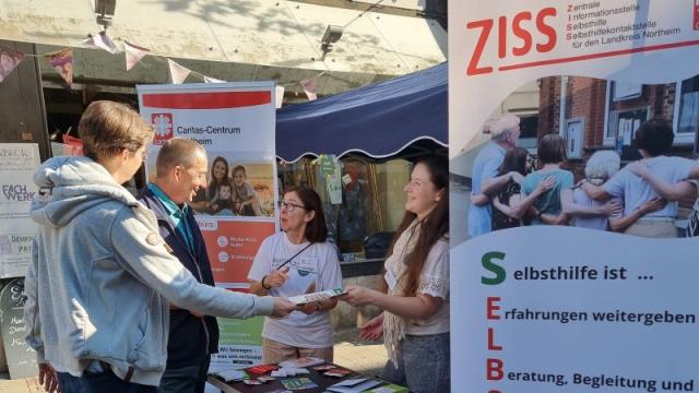 ZISS-Infostand in Einbeck | Foto: Mathilde Henke / Caritas ZISS-Infostand in Einbeck | Foto: Mathilde Henke / Caritas